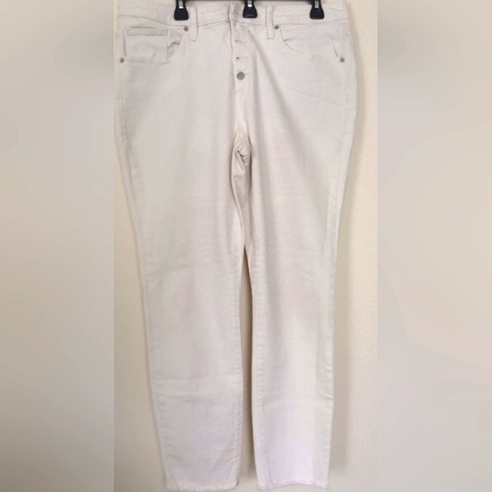 Size 16 white skinny jeans. Bundle for more savings!